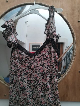 Vestito con spalline volant