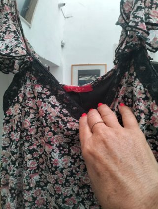 Vestito con spalline volant