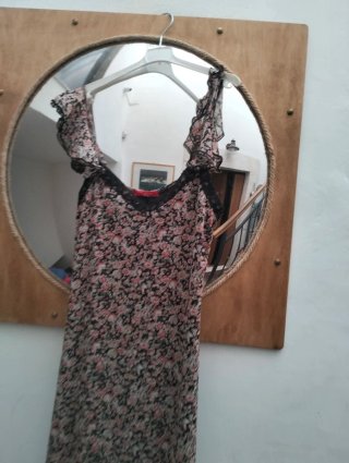 Vestito con spalline volant