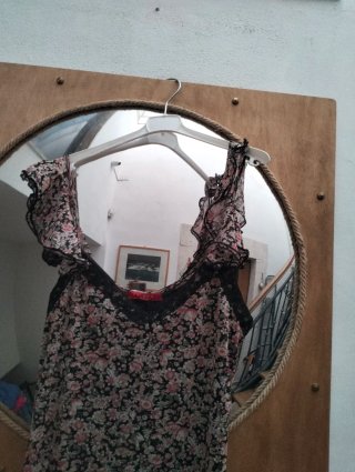 Vestito con spalline volant
