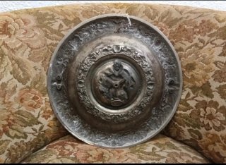 Plato de peltre con querubín y marco decorado
