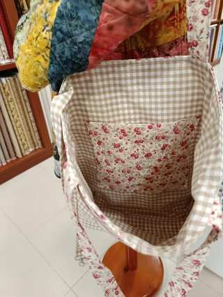 Bolso de tela estampado floral y cuadros