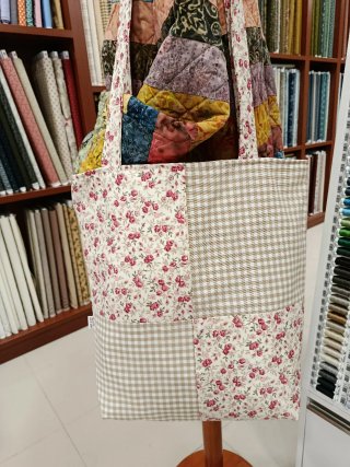 Bolso de tela estampado floral y cuadros