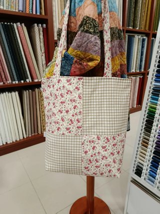 Bolso de tela estampado floral y cuadros