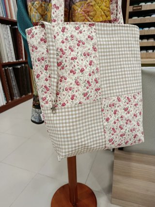 Bolso de tela estampado floral y cuadros