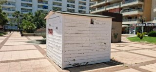 Caseta de madera blanca por dentro está natural