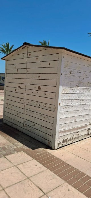 Caseta de madera blanca por dentro está natural