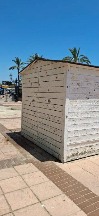 Caseta de madera blanca por dentro está natural