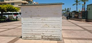 Caseta de madera blanca por dentro está natural