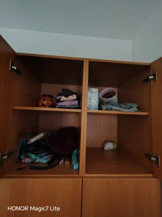 Armario de madera con baldas