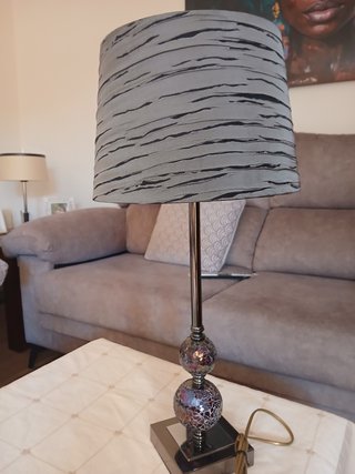 Lámpara de mesa tela gris y detalles morados