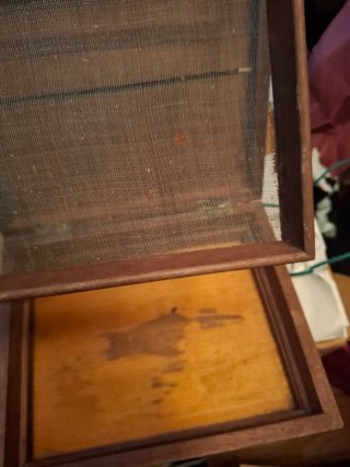Caja antigua  de madera con tamizador