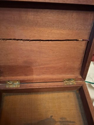 Caja antigua  de madera con tamizador