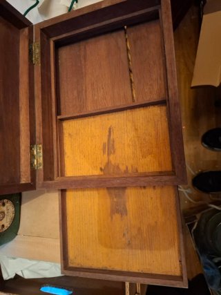 Caja antigua  de madera con tamizador