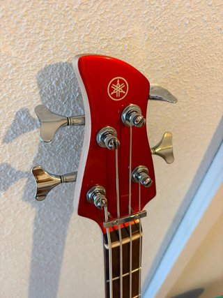Bajo Yamaha + Ampli Peavey + Pie