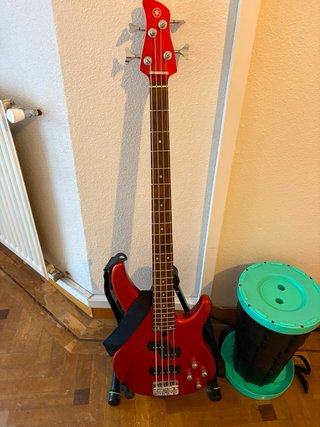 Bajo Yamaha + Ampli Peavey + Pie