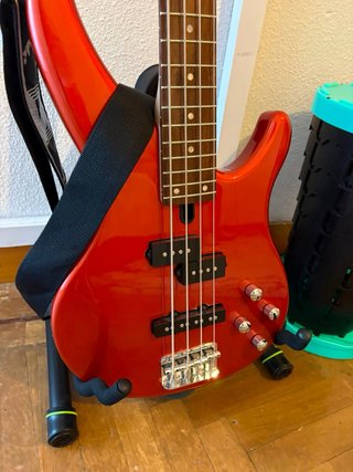 Bajo Yamaha + Ampli Peavey + Pie
