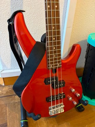 Bajo Yamaha + Ampli Peavey + Pie