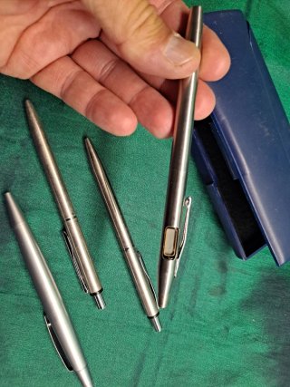 Set de 4 bolígrafos plateados