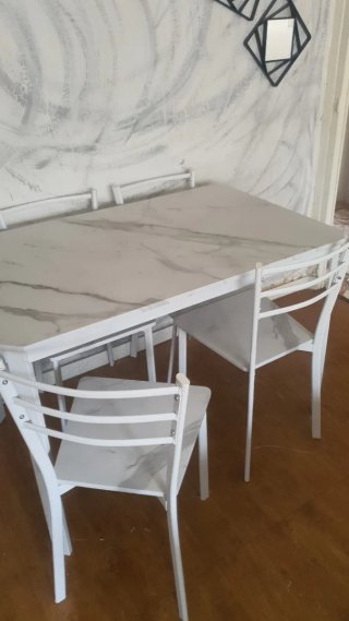 Mesa de comedor moderna mármol y metal