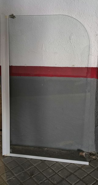 Hasta el dominMampara de bañera de cristal curvada
