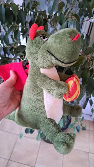Peluche dragón verde con alas rojas