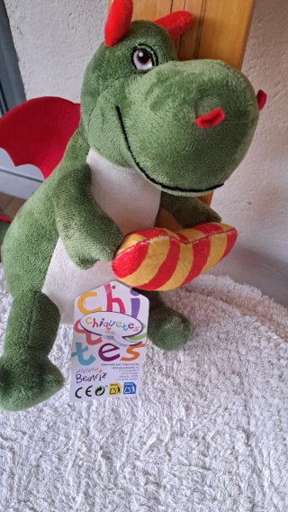 Peluche dragón verde con alas rojas