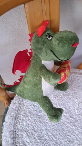 Peluche dragón verde con alas rojas