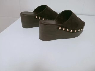 Zuecos de plataforma marrones