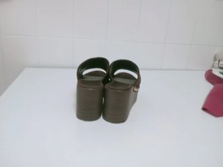 Zuecos de plataforma marrones