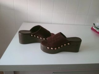 Zuecos de plataforma marrones