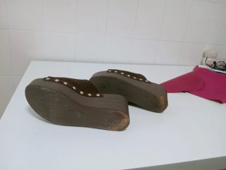 Zuecos de plataforma marrones