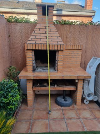 Barbacoa de ladrillo con chimenea