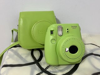 Cámara Fujifilm Instax Mini 9 Verde, con funda.