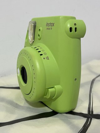Cámara Fujifilm Instax Mini 9 Verde, con funda.