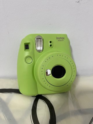 Cámara Fujifilm Instax Mini 9 Verde, con funda.