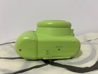 Cámara Fujifilm Instax Mini 9 Verde, con funda.