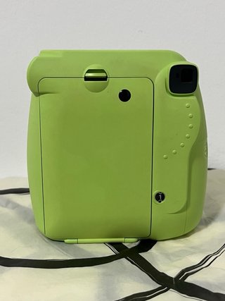 Cámara Fujifilm Instax Mini 9 Verde, con funda.