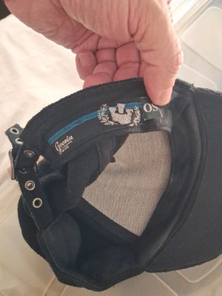 Gorra negra con diseño de hojas