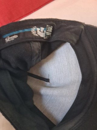 Gorra negra con diseño de hojas
