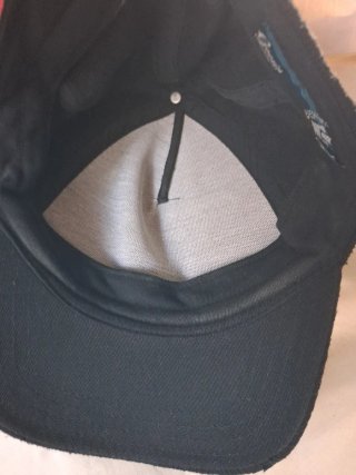Gorra negra con diseño de hojas