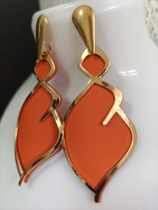 Pendientes dorados con naranja