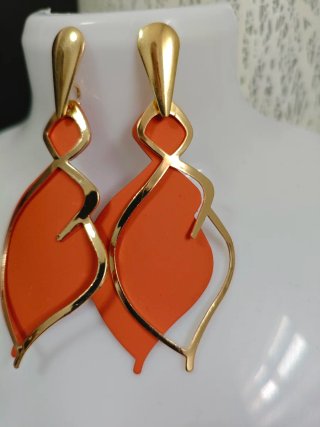 Pendientes dorados con naranja