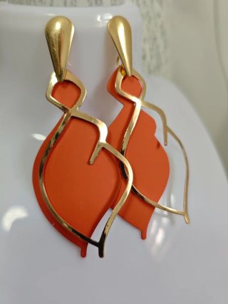 Pendientes dorados con naranja