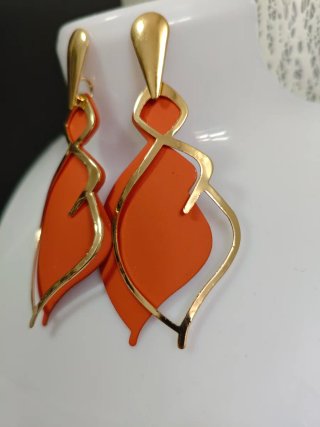 Pendientes dorados con naranja