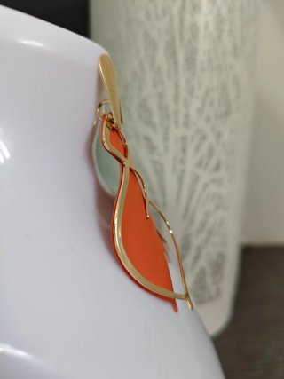 Pendientes dorados con naranja