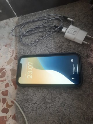 iPhone 11 80% Batería