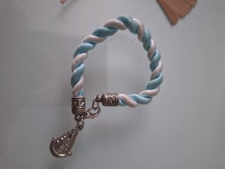 Pulsera trenzada azul y blanca
