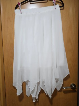 Falda blanca asimétrica