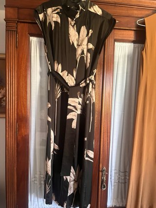 Vestido chaleco cruzado sin mangas color mostaza